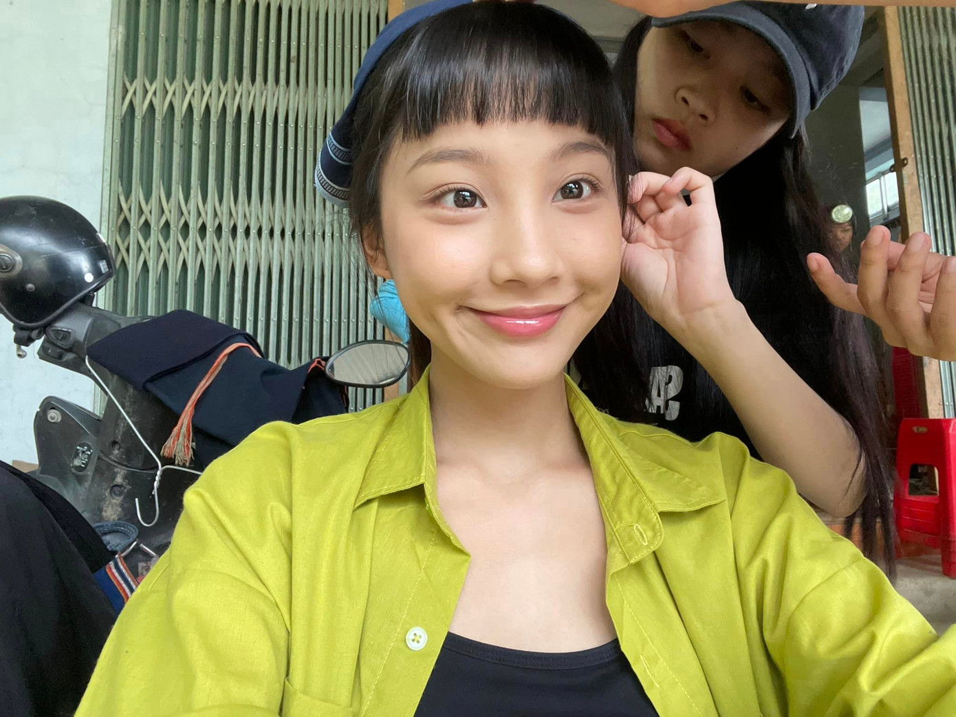 Thu Hà Ceri trên hậu trường phim Đi giữa trời rực rỡ.