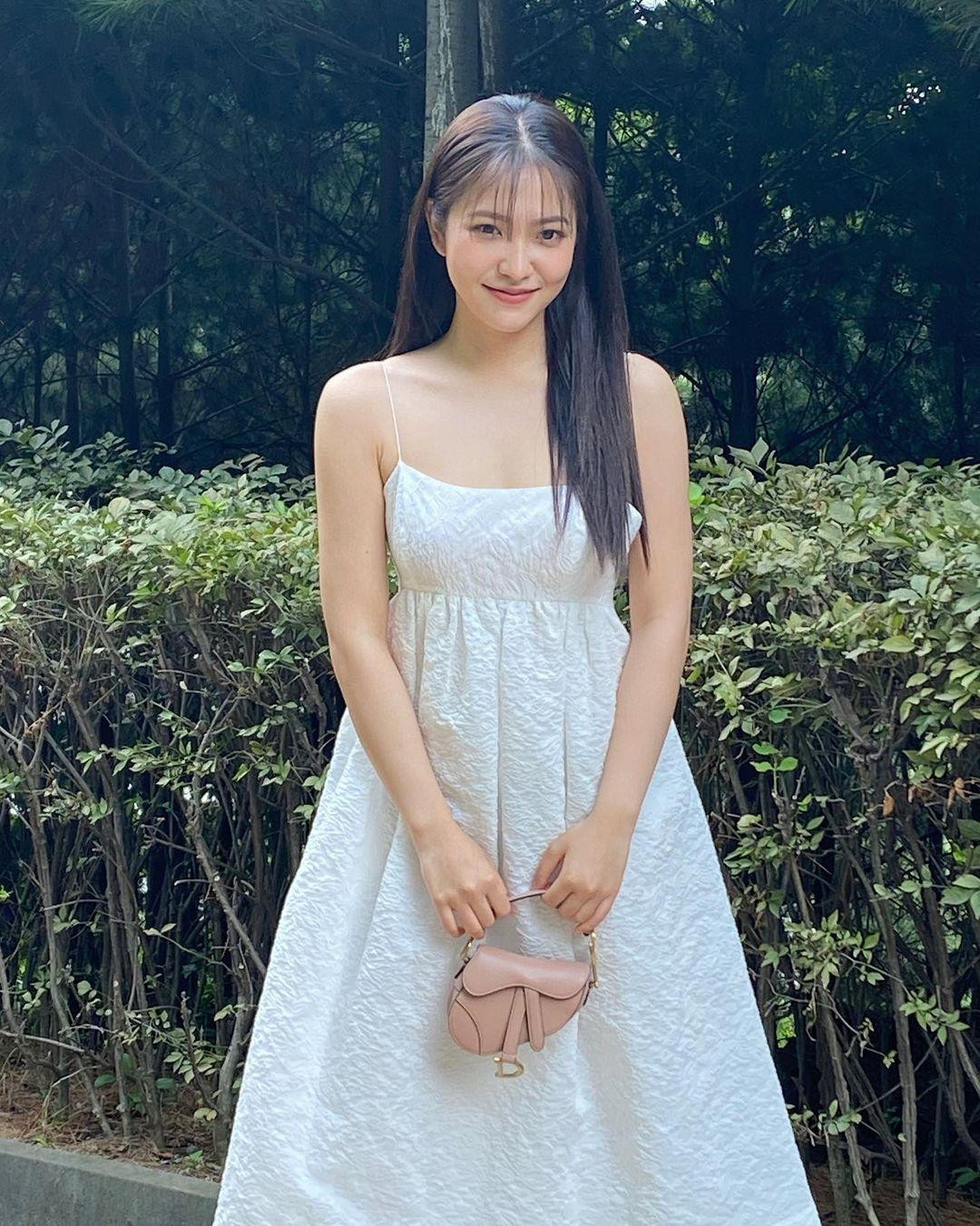 Knet khen Yeri rất trẻ trung mới mẻ với đồ Dior