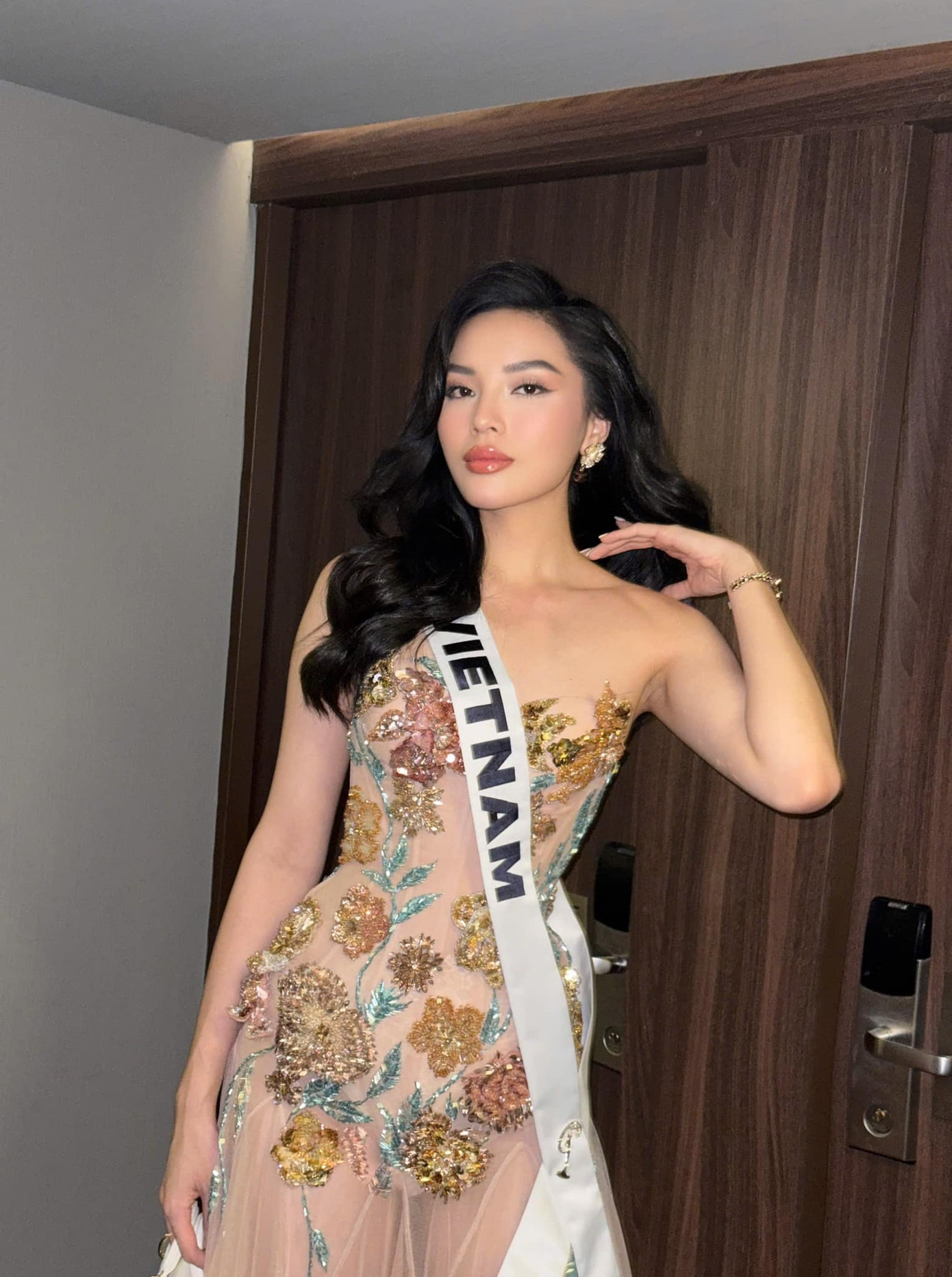 Nàng hậu phải liên tục trang điểm, làm móng trong những ngày thi Miss Universe 2024. Nàng hậu phải liên tục trang điểm, làm móng trong những ngày thi Miss Universe 2024.