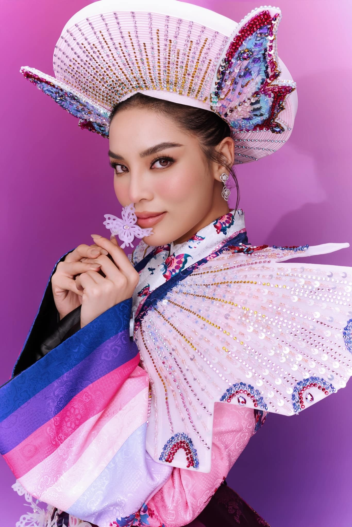Hoa hậu Kỳ Duyên cũng gặp sự cố với trang phục dân tộc khi đi thi Miss Universe 2024. Hoa hậu Kỳ Duyên cũng gặp sự cố với trang phục dân tộc khi đi thi Miss Universe 2024.