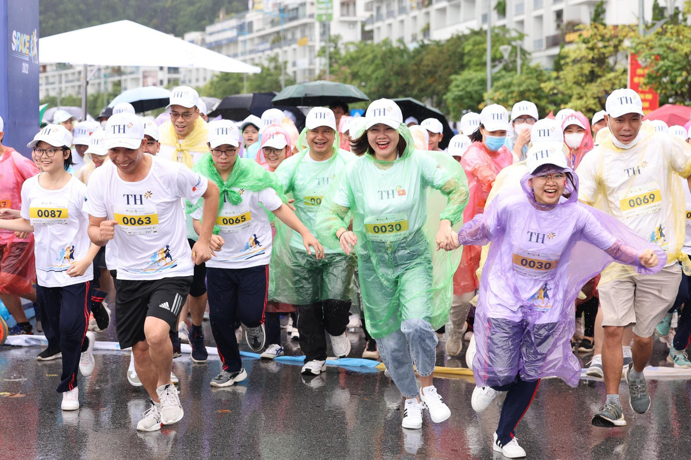 Nhiều bố mẹ đã đưa con đến địa điểm thi đấu từ rất sớm để chuẩn bị cho giải chạy Nhiều bố mẹ đã đưa con đến địa điểm thi đấu từ rất sớm để chuẩn bị cho giải chạy