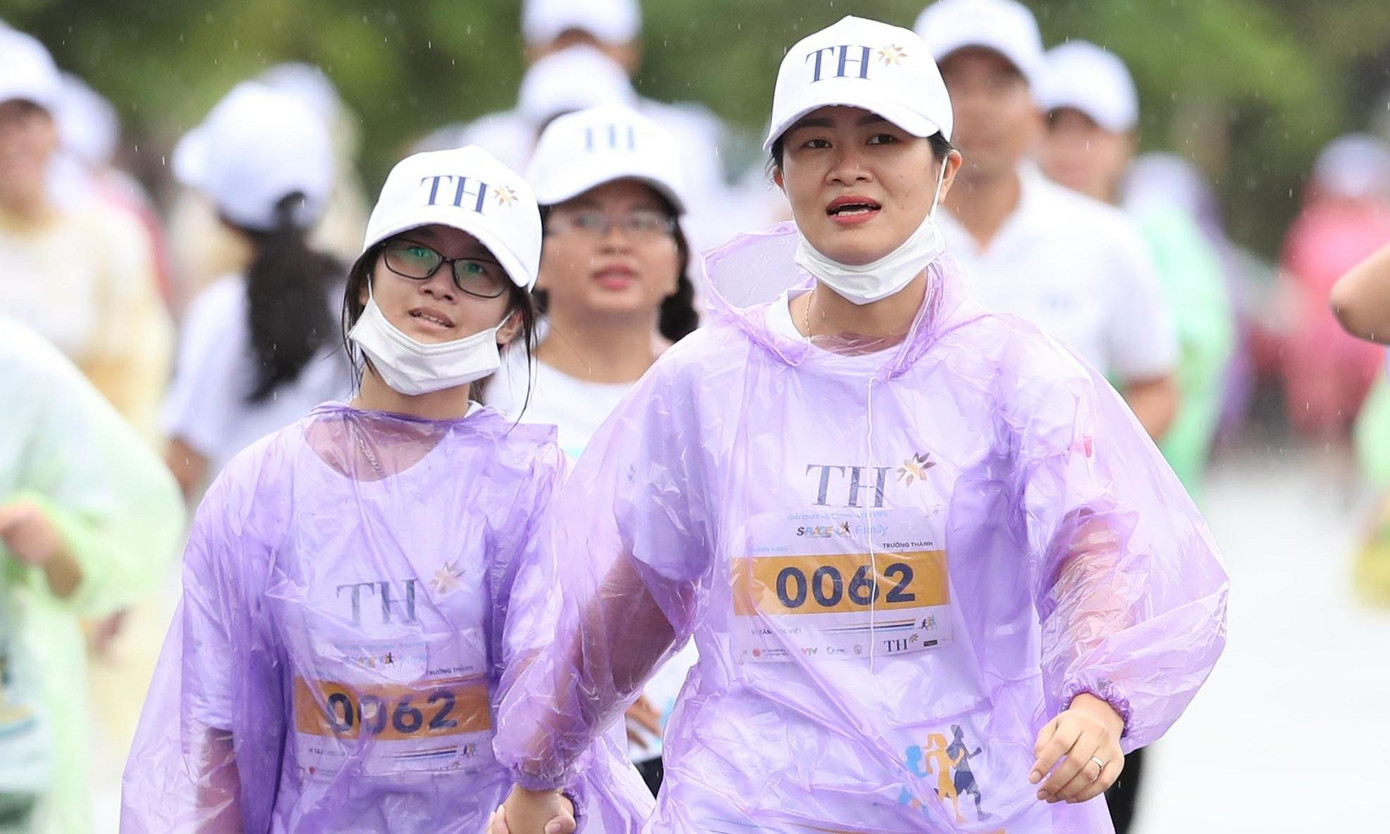 Dù trời mưa nhưng các runner nhí và bố mẹ vẫn thể hiện quyết tâm chinh phục “vạch đích” Dù trời mưa nhưng các runner nhí và bố mẹ vẫn thể hiện quyết tâm chinh phục “vạch đích”
