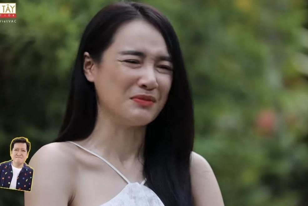 Nhã Phương lộ nếp nhăn trên show thực tế, khác với ảnh thường đăng trên mạng. Nhã Phương lộ nếp nhăn trên show thực tế, khác với ảnh thường đăng trên mạng.