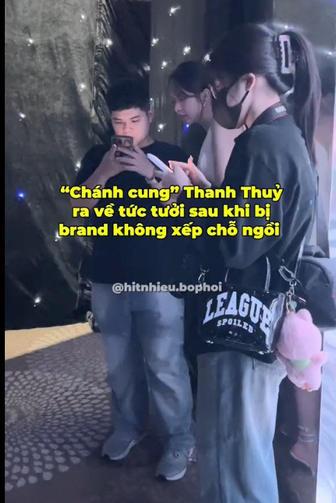 Đoạn clip Hoa hậu Thanh Thủy bỏ về trong một sự kiện mới đây thu hút sự chú ý. Đoạn clip Hoa hậu Thanh Thủy bỏ về trong một sự kiện mới đây thu hút sự chú ý.