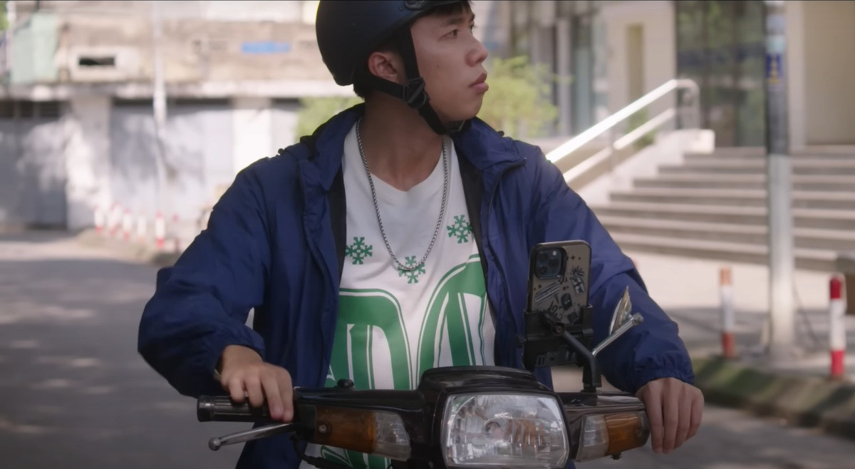 Chải xin việc xong lại quay về đi xe cũ khiến khán giả chưng hửng.