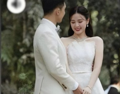 Hai vợ chồng được khen rất đẹp đôi. Hai vợ chồng được khen rất đẹp đôi.