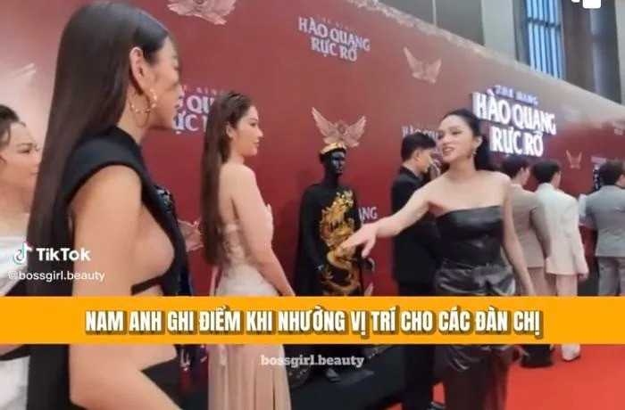 Hương Giang vô tư rủ Thùy Tiên lên chụp ảnh cùng.