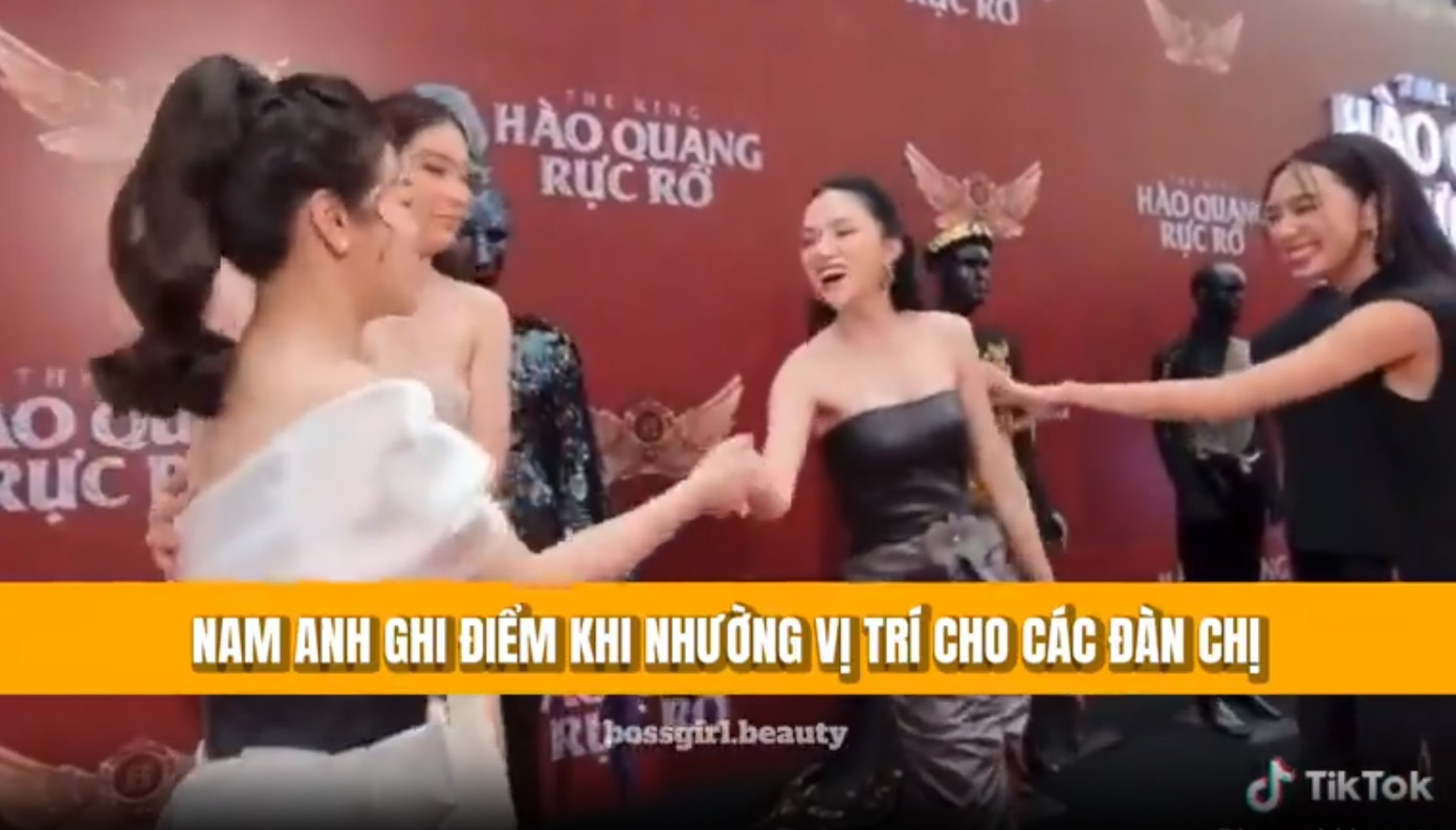 Trong khi Hương Giang cũng vui vẻ xin phép đồng nghiệp