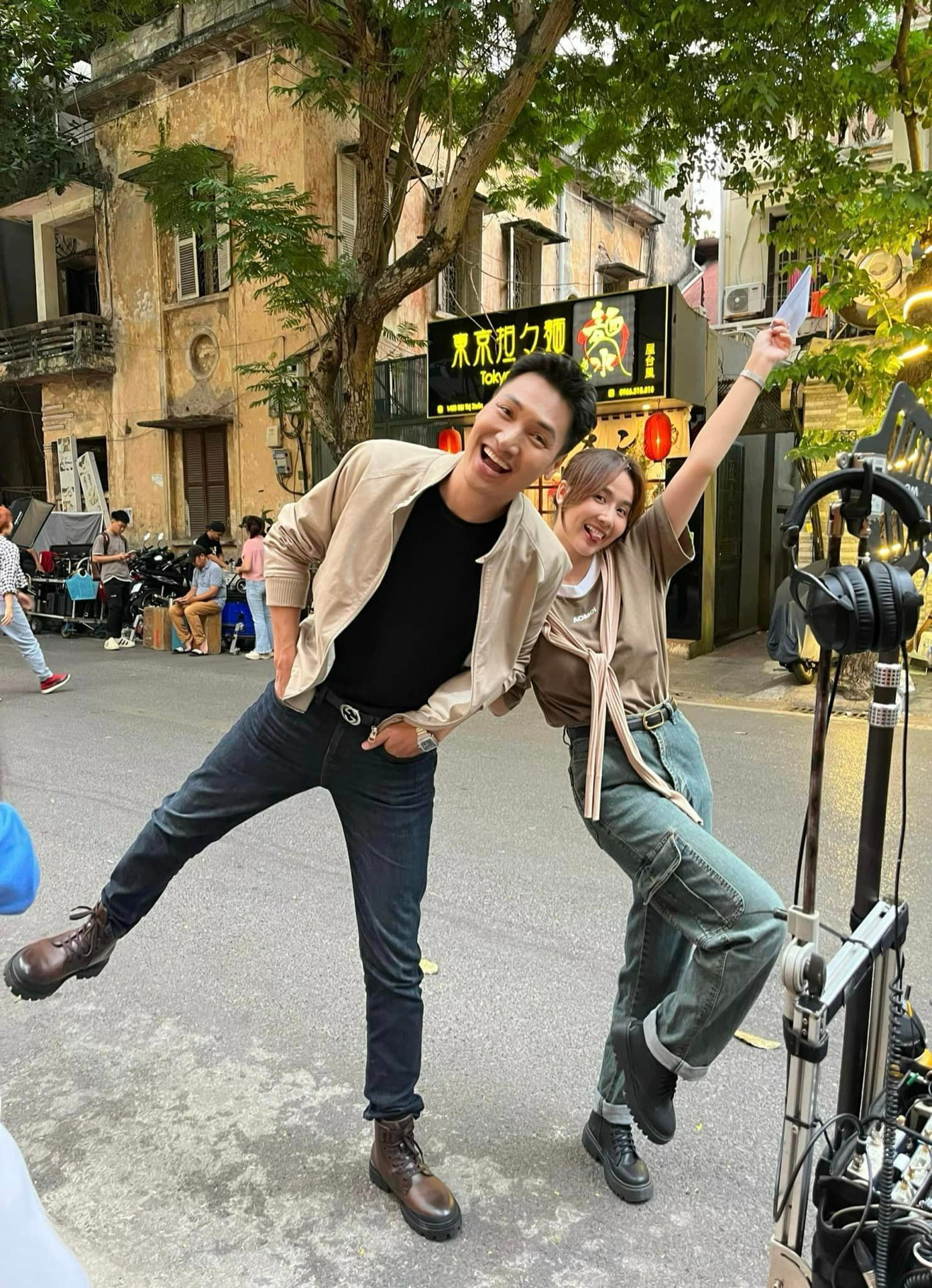 Mạnh Trường và Huyền Lizzie trên phim trường.