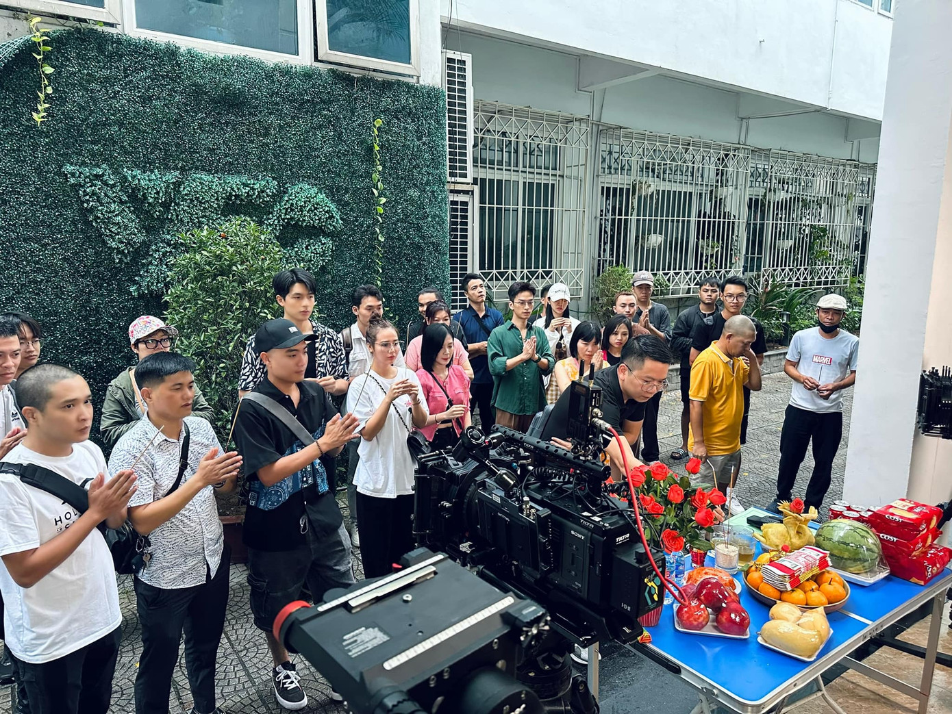 Huyền Lizzie trong buổi khai máy phim mới. Huyền Lizzie trong buổi khai máy phim mới.