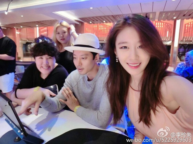 Jiyeon và Lee Dong Gun cũng có mối tình đẹp kéo dài 2 năm. Jiyeon và Lee Dong Gun cũng có mối tình đẹp kéo dài 2 năm.