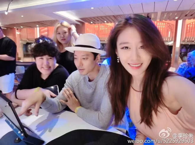 Jiyeon và Lee Dong Gun cũng có mối tình đẹp kéo dài 2 năm.