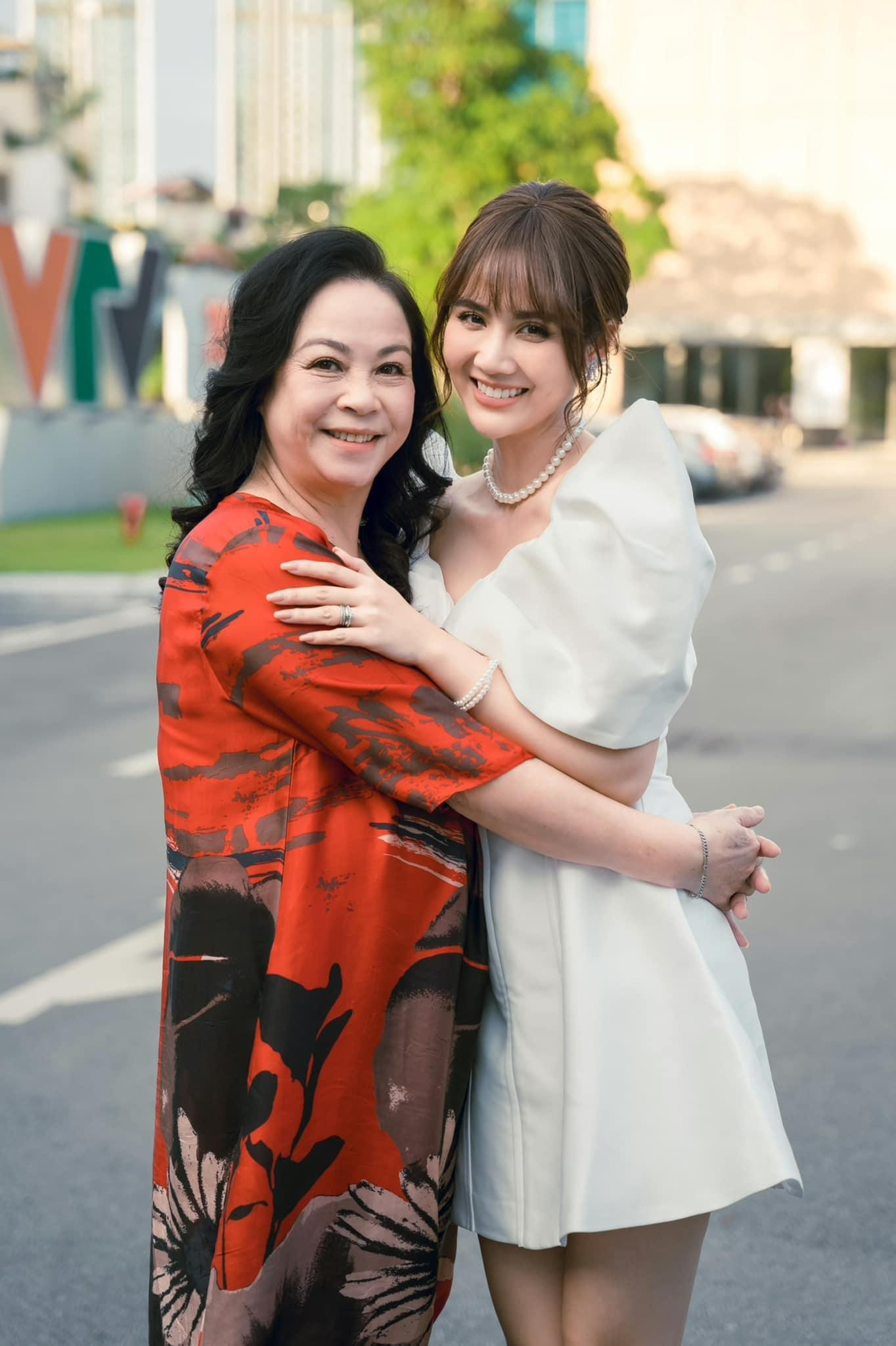 Hoa lớn lên trở thành Vân Trang, con gái bà Nga