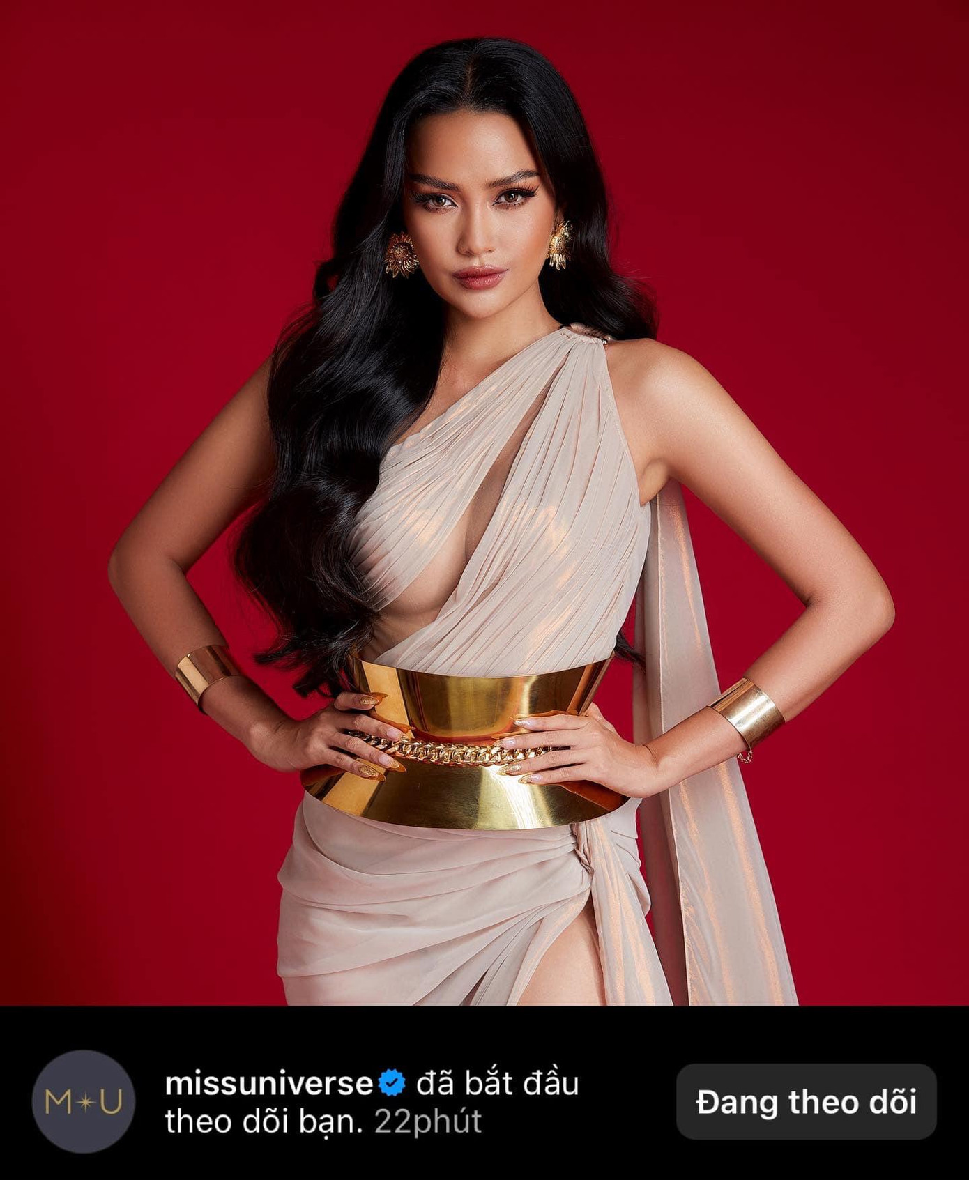 Cô được tài khoản chính thức của MU theo dõi.