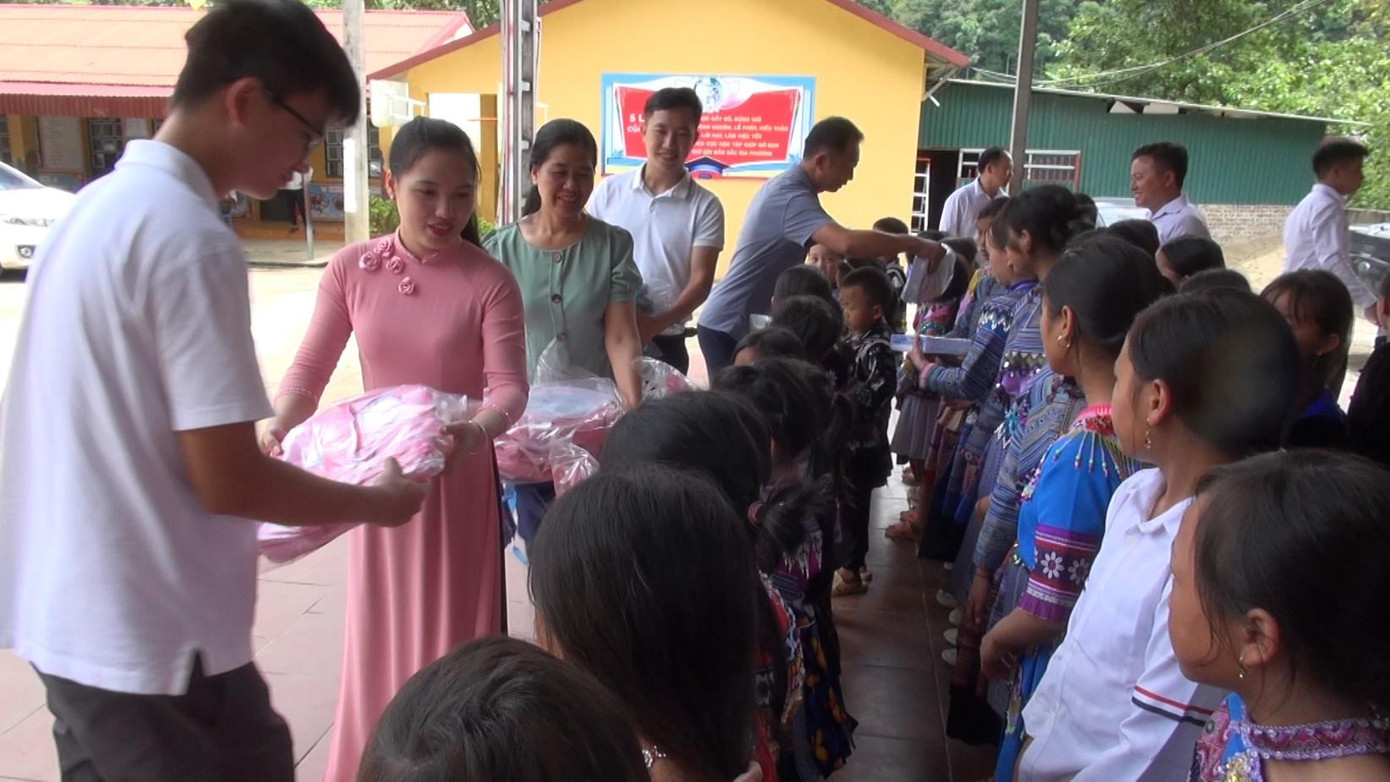 Thiên Lương làm từ thiện tại Bản Khoang và Simakai, Tỉnh Lào Cai.