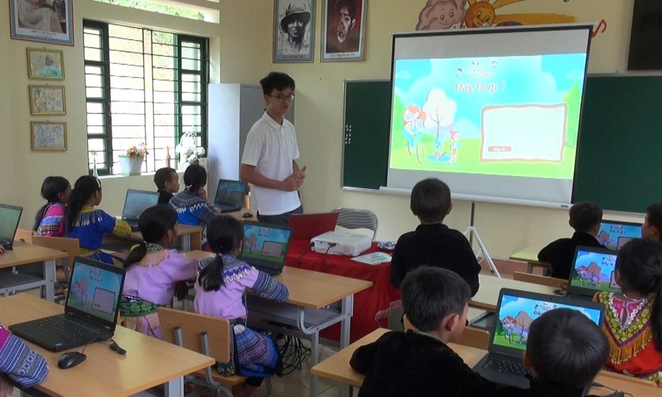 Thiên Lương dạy các em nhỏ vùng cao học chữ và tiếng Anh.