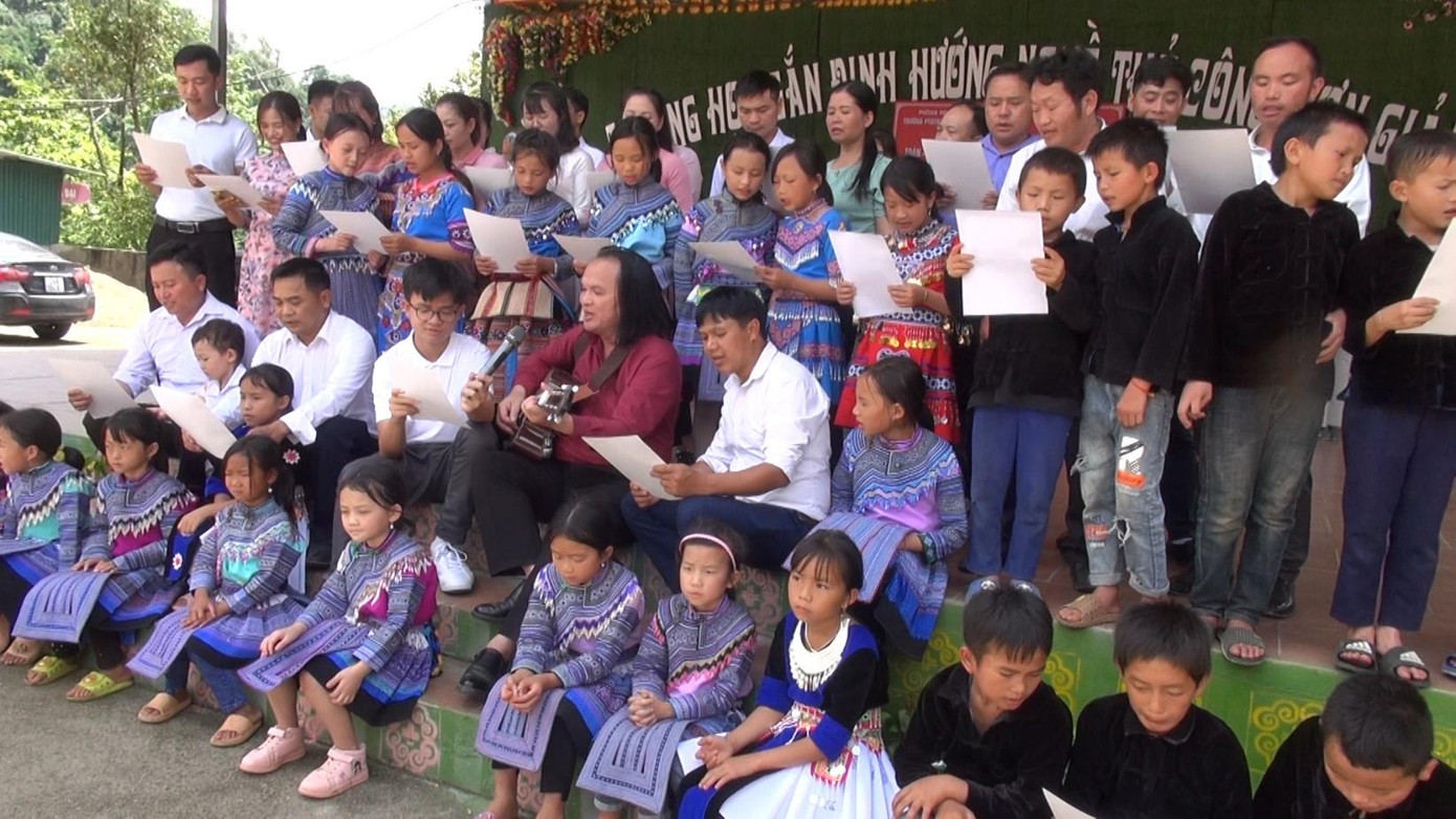 Thầy giáo Trần Phương (người ôm đàn) cùng Thiên Lương sáng tác và hát ca khúc “Trường Em Bản Vùng Cao” với học sinh trường Tiểu học nội trú Simakai của Tỉnh Lào Cai.