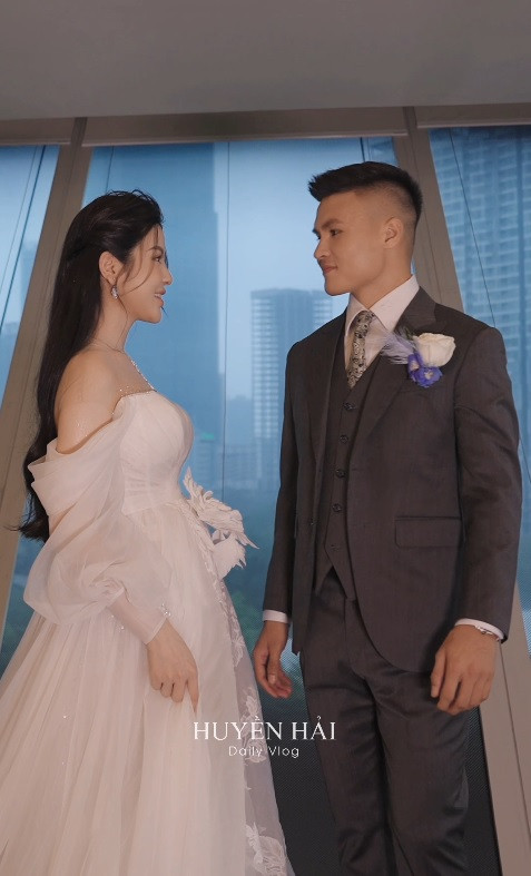 Cặp đôi ngập tràn hạnh phúc trong tiệc cưới ngày 6/4. Cặp đôi ngập tràn hạnh phúc trong tiệc cưới ngày 6/4.