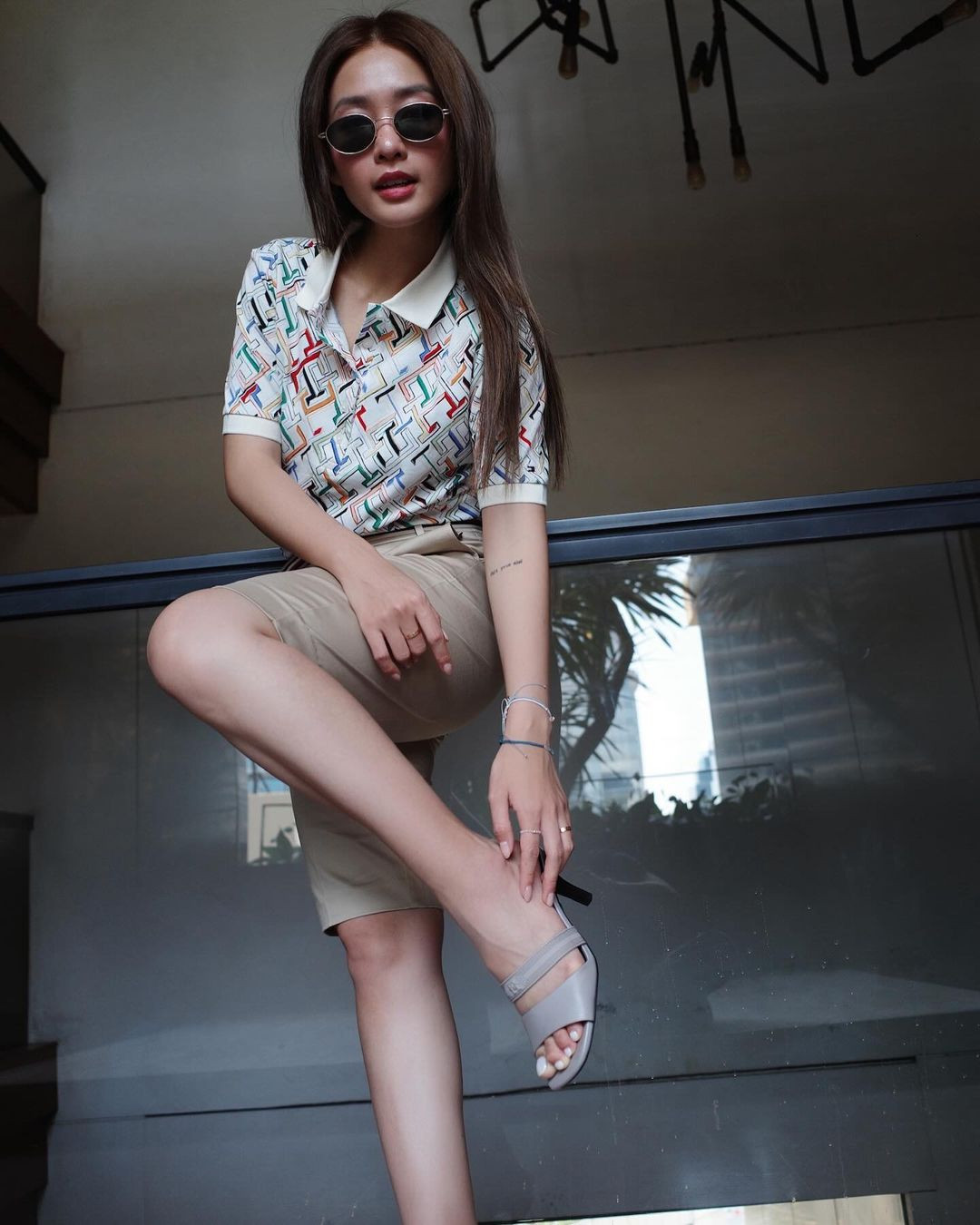 Nữ diễn viên khoe ảnh quảng cáo cho một nhãn hiệu thời trang. Nữ diễn viên khoe ảnh quảng cáo cho một nhãn hiệu thời trang.