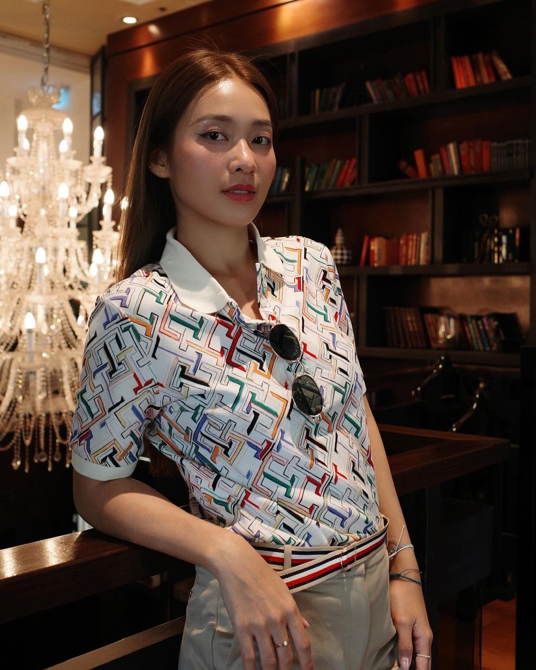 Nữ diễn viên khoe ảnh quảng cáo cho một nhãn hiệu thời trang. Nữ diễn viên khoe ảnh quảng cáo cho một nhãn hiệu thời trang.