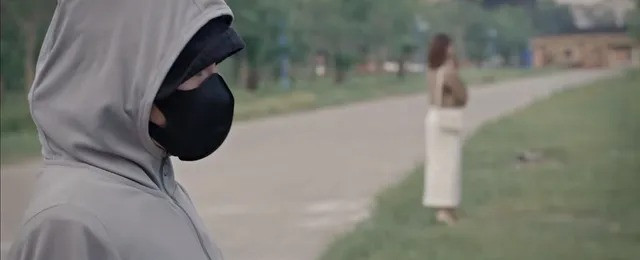 Cô đưa con đi chơi xong hồn nhiên đi chỗ khác gọi điện thoại.