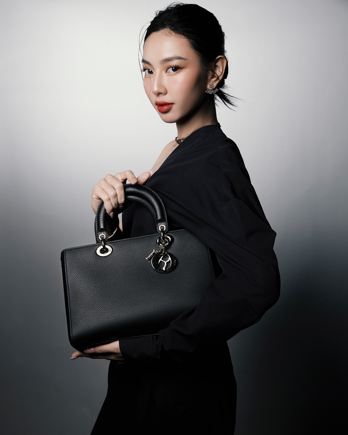 Thùy Tiên được cho là không còn danh phận bạn thân của Dior. Thùy Tiên được cho là không còn danh phận bạn thân của Dior.