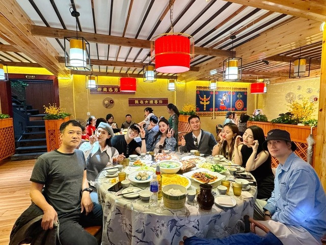 Hai người đi Trung Quốc cùng nhóm bạn thân. Hai người đi Trung Quốc cùng nhóm bạn thân.