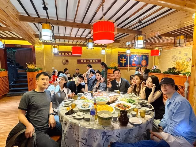 Hai người đi Trung Quốc cùng nhóm bạn thân.