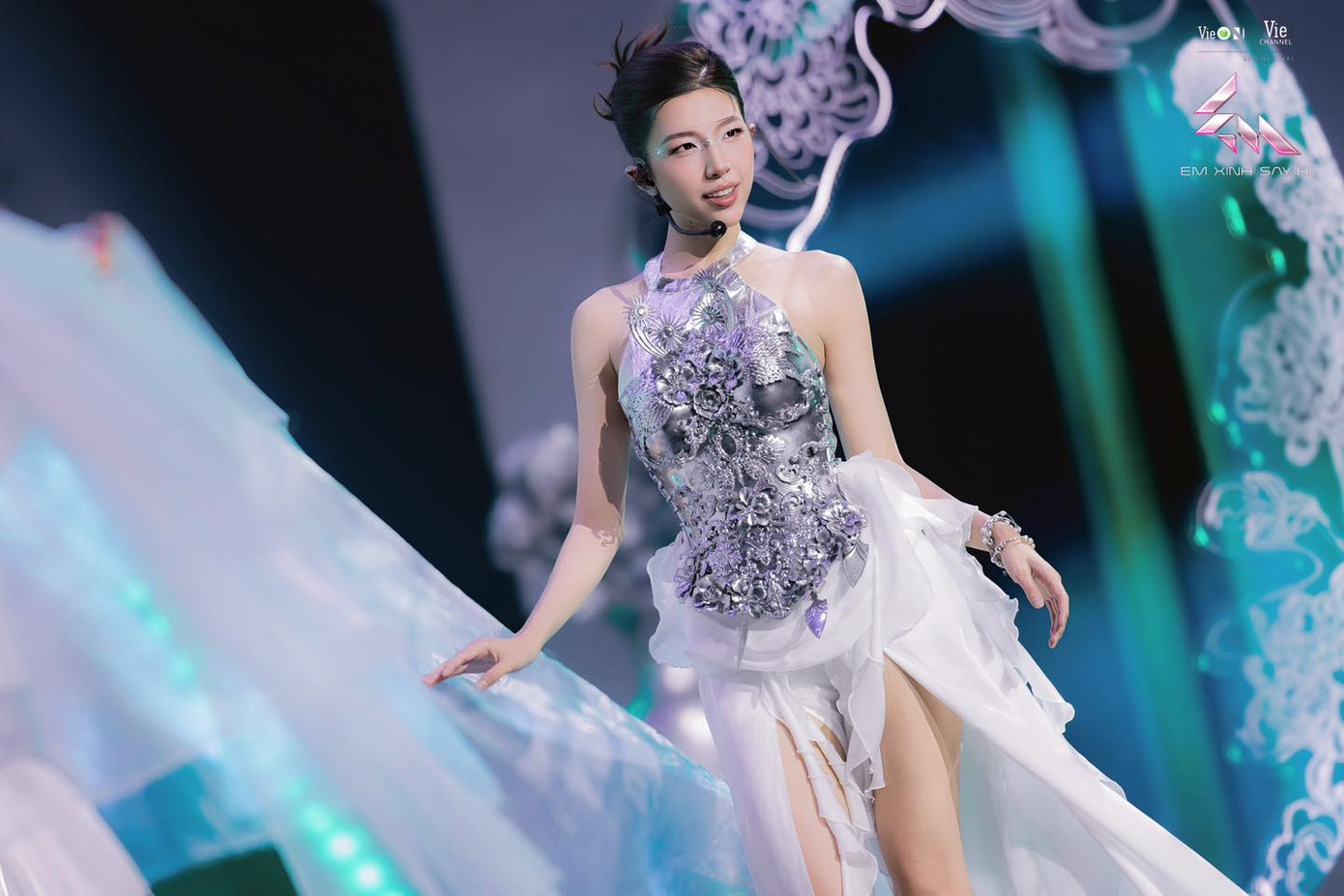 Lamoon sở hữu visual sáng sân khấu, gây ấn tượng mạnh ở Live Stage 1.