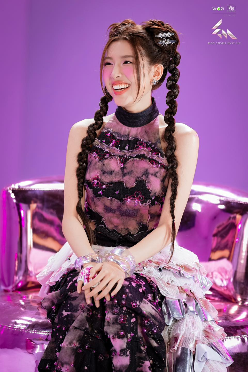 Cô sở hữu nhan sắc trong trẻo, đáng yêu.