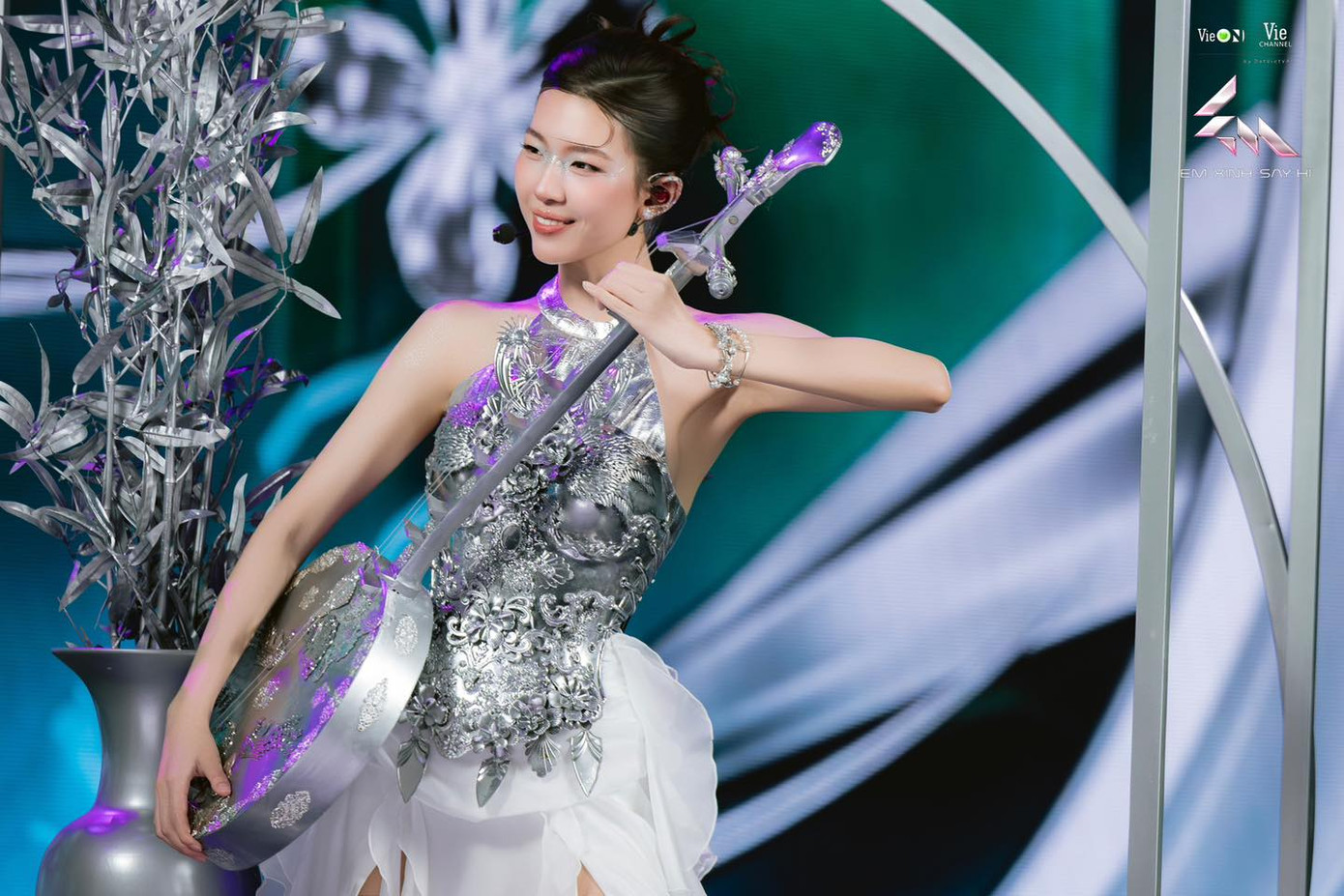 Lamoon sở hữu visual sáng sân khấu, gây ấn tượng mạnh ở Live Stage 1.