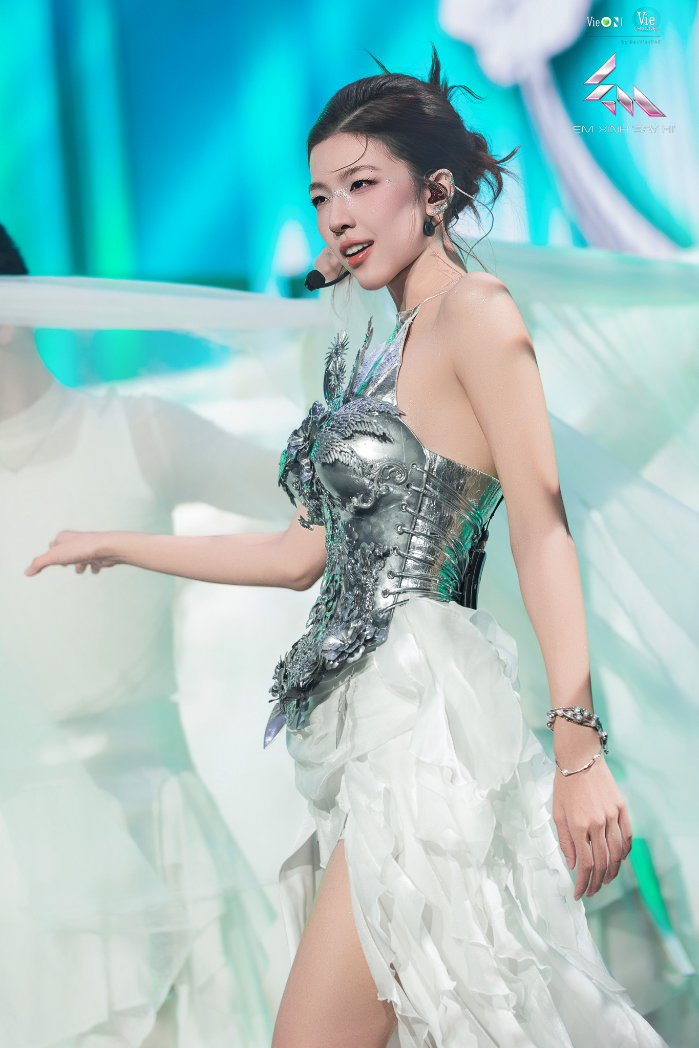 Lamoon sở hữu visual sáng sân khấu, gây ấn tượng mạnh ở Live Stage 1.