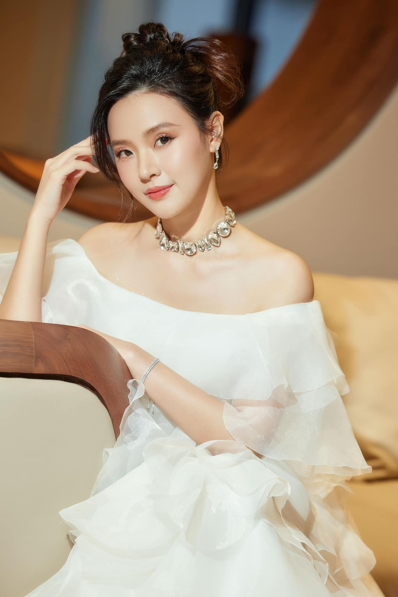 Kênh này đã đăng một vài video "bới móc" chuyện đời tư của Midu để thu hút dư luận.