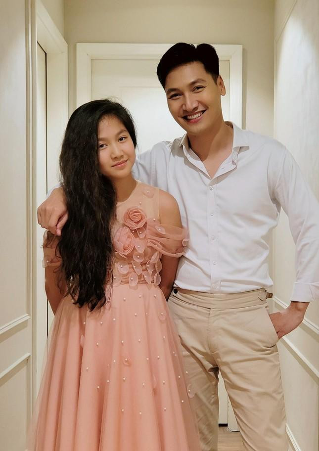 Con gái Mạnh Trường sở hữu chiều cao đáng nể Con gái Mạnh Trường sở hữu chiều cao đáng nể