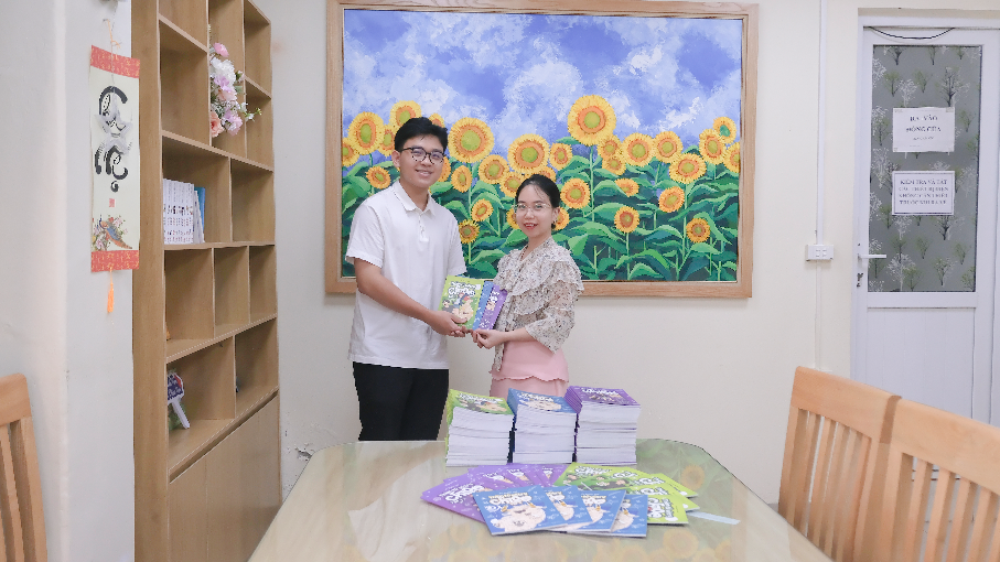 Tác giả Võ Quang Linh tại buổi bàn giao sách cho bệnh nhân nhi tại Phòng Công tác xã hội - Bệnh viện Nhi Trung ương. Tác giả Võ Quang Linh tại buổi bàn giao sách cho bệnh nhân nhi tại Phòng Công tác xã hội - Bệnh viện Nhi Trung ương.