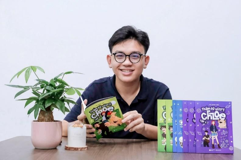 Võ Quang Linh - học sinh chuyên Lý trường THPT chuyên Hà Nội - Amsterdam, tác giả của “Thám tử vũ trụ Chloe”. Võ Quang Linh - học sinh chuyên Lý trường THPT chuyên Hà Nội - Amsterdam, tác giả của “Thám tử vũ trụ Chloe”.