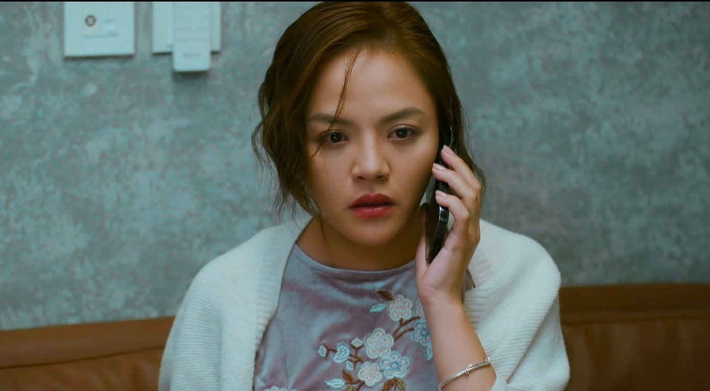 Liên luôn xuất hiện với vẻ mặt căng thẳng. Liên luôn xuất hiện với vẻ mặt căng thẳng.