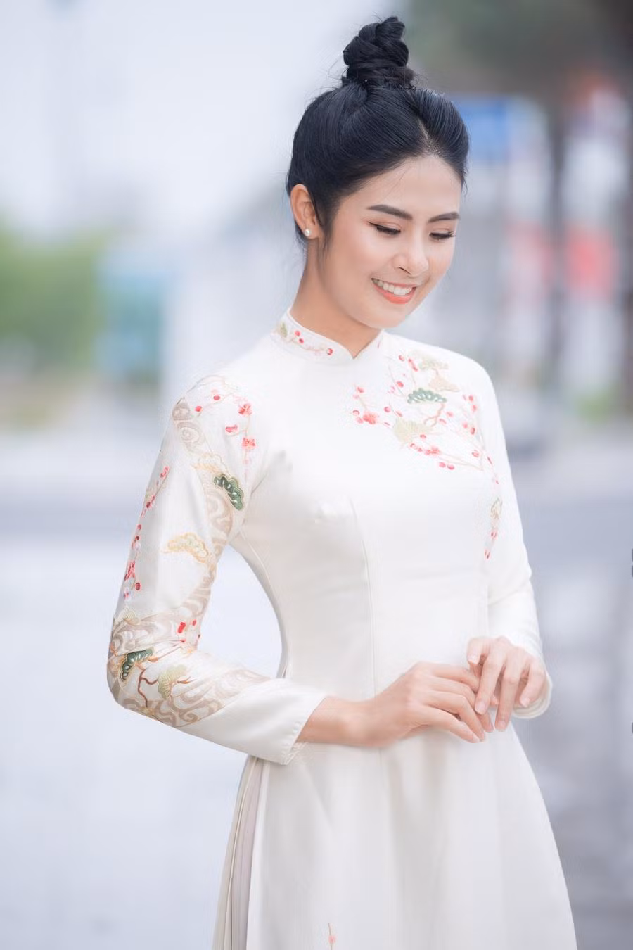 Hoa hậu Ngọc Hân vẫn tất bật thiết kế áo dài cho khách hàng và đóng showroom vào ngày 30 Tết. Vừa lo kinh doanh, cô vừa mua sắm đồ cho bố mẹ và chuẩn bị quà cho người thân, họ hàng. Trong kỳ nghỉ Tết năm nay, cô dành toàn bộ thời gian cho gia đình, đồng thời, cùng vị hôn phu đi chúc Tết người thân.