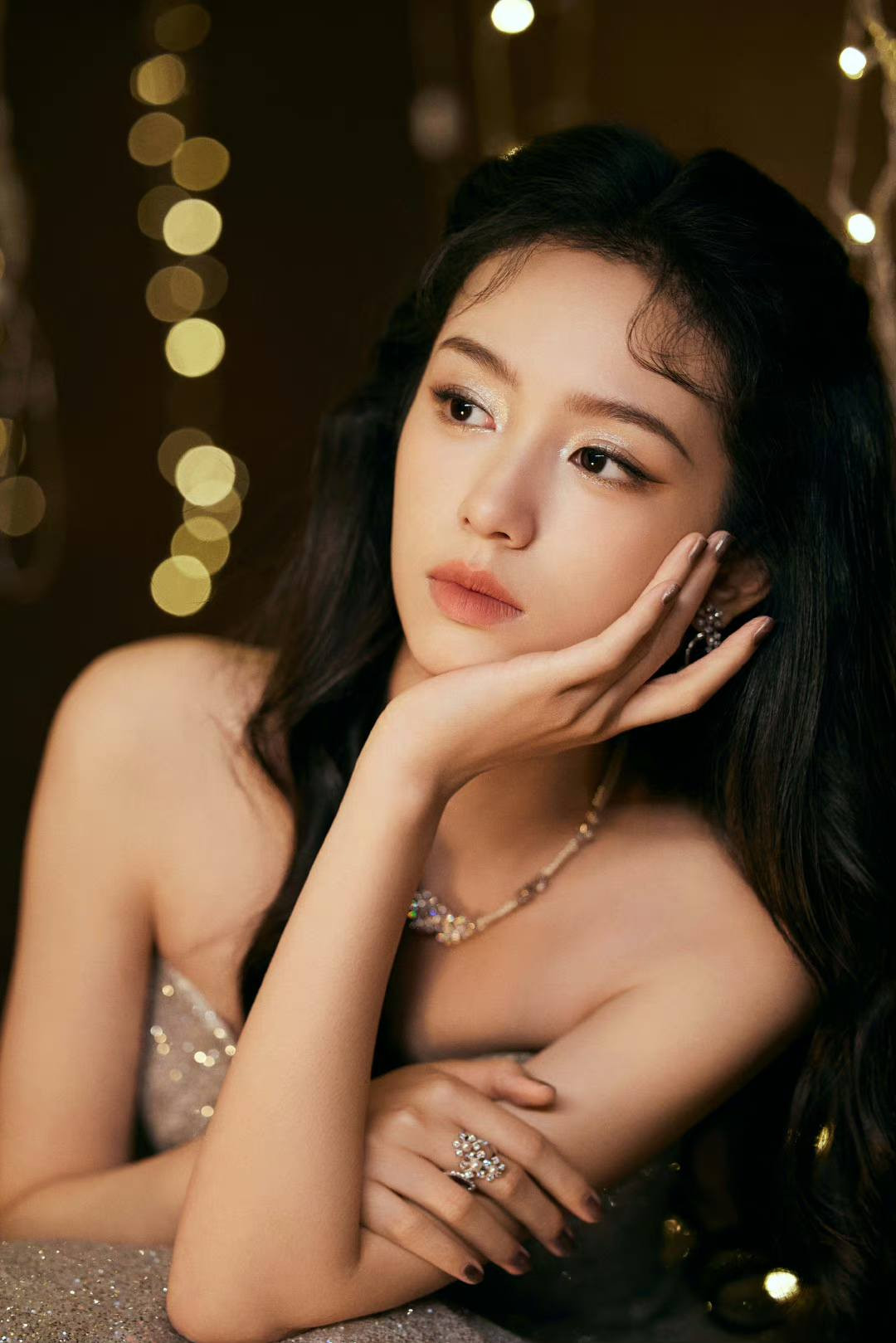 Tạo hình xinh đẹp của Châu Dã ở Đêm hội Weibo. Tạo hình xinh đẹp của Châu Dã ở Đêm hội Weibo.