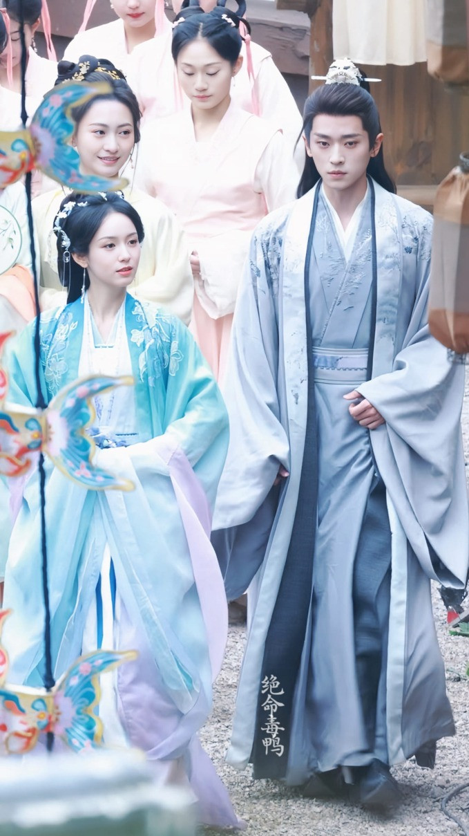 Châu Dã đang quay phim cùng Thừa Lỗi. Châu Dã đang quay phim cùng Thừa Lỗi.