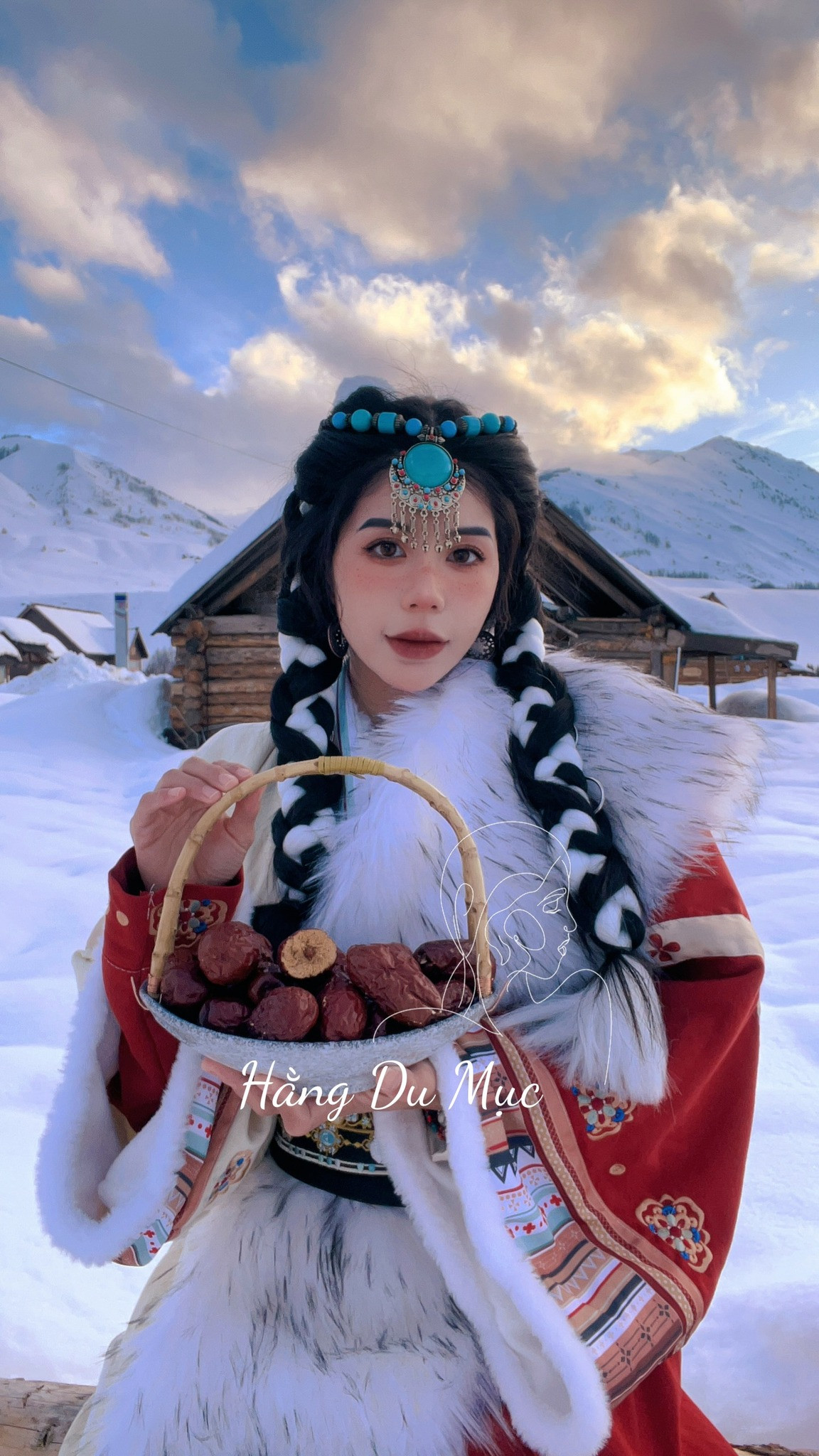 Hằng Du Mục nổi tiếng với những phiên live bán táo đỏ với số lượng khủng. Hằng Du Mục nổi tiếng với những phiên live bán táo đỏ với số lượng khủng.