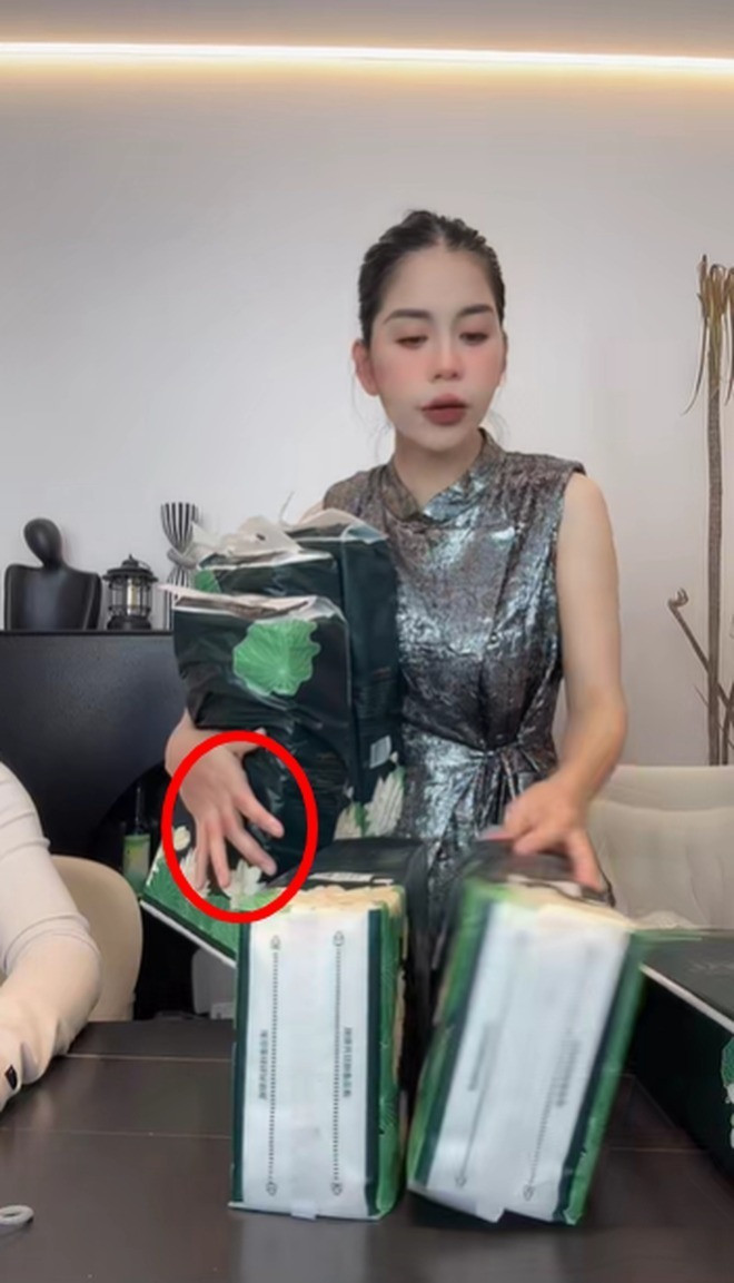 Hằng Du Mục lộ những vết bầm trong phiên live mới nhất khiến mọi người lo lắng. Hằng Du Mục lộ những vết bầm trong phiên live mới nhất khiến mọi người lo lắng.