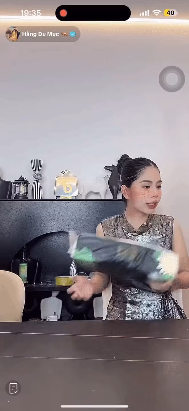 Hằng Du Mục lộ những vết bầm trong phiên live mới nhất khiến mọi người lo lắng. Hằng Du Mục lộ những vết bầm trong phiên live mới nhất khiến mọi người lo lắng.