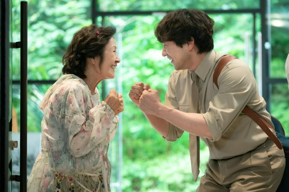 Gặp lại nhau với hình hài khác nhưng hai vợ chồng vẫn yêu thương gắn bó như xưa. Gặp lại nhau với hình hài khác nhưng hai vợ chồng vẫn yêu thương gắn bó như xưa.