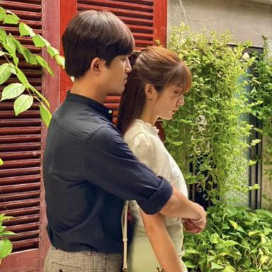 Nam diễn viên khéo léo tránh chạm vào người bạn diễn