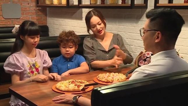 Bác sĩ Minh ngày càng thân thiết với ba mẹ con