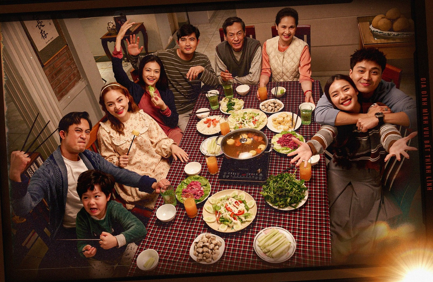 Phim xoay quanh bốn cặp vợ chồng với ba thế hệ. Phim xoay quanh bốn cặp vợ chồng với ba thế hệ.