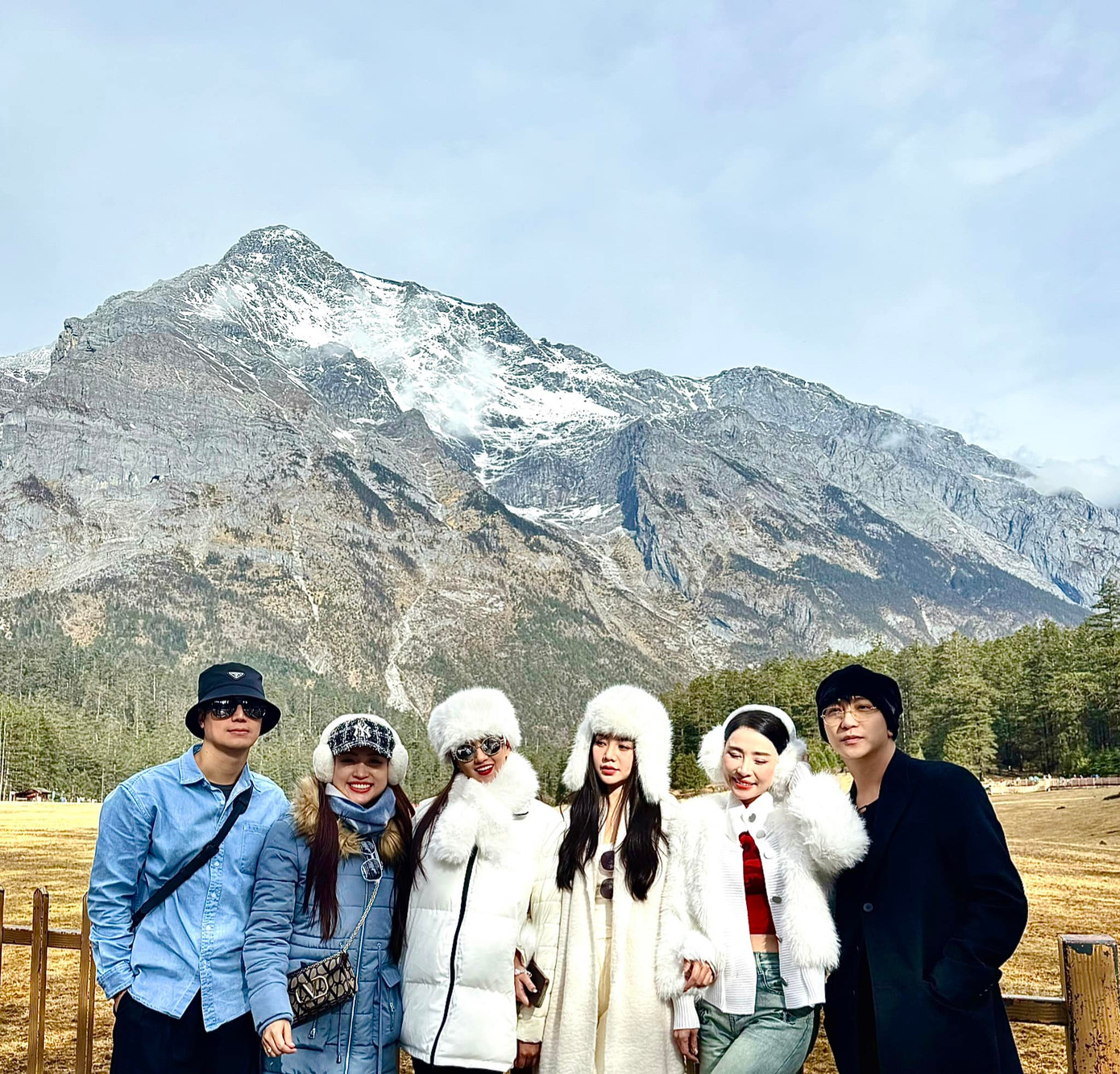 B Trần và Quỳnh Kool không đứng cạnh nhau khi chụp chung cả nhóm. B Trần và Quỳnh Kool không đứng cạnh nhau khi chụp chung cả nhóm.