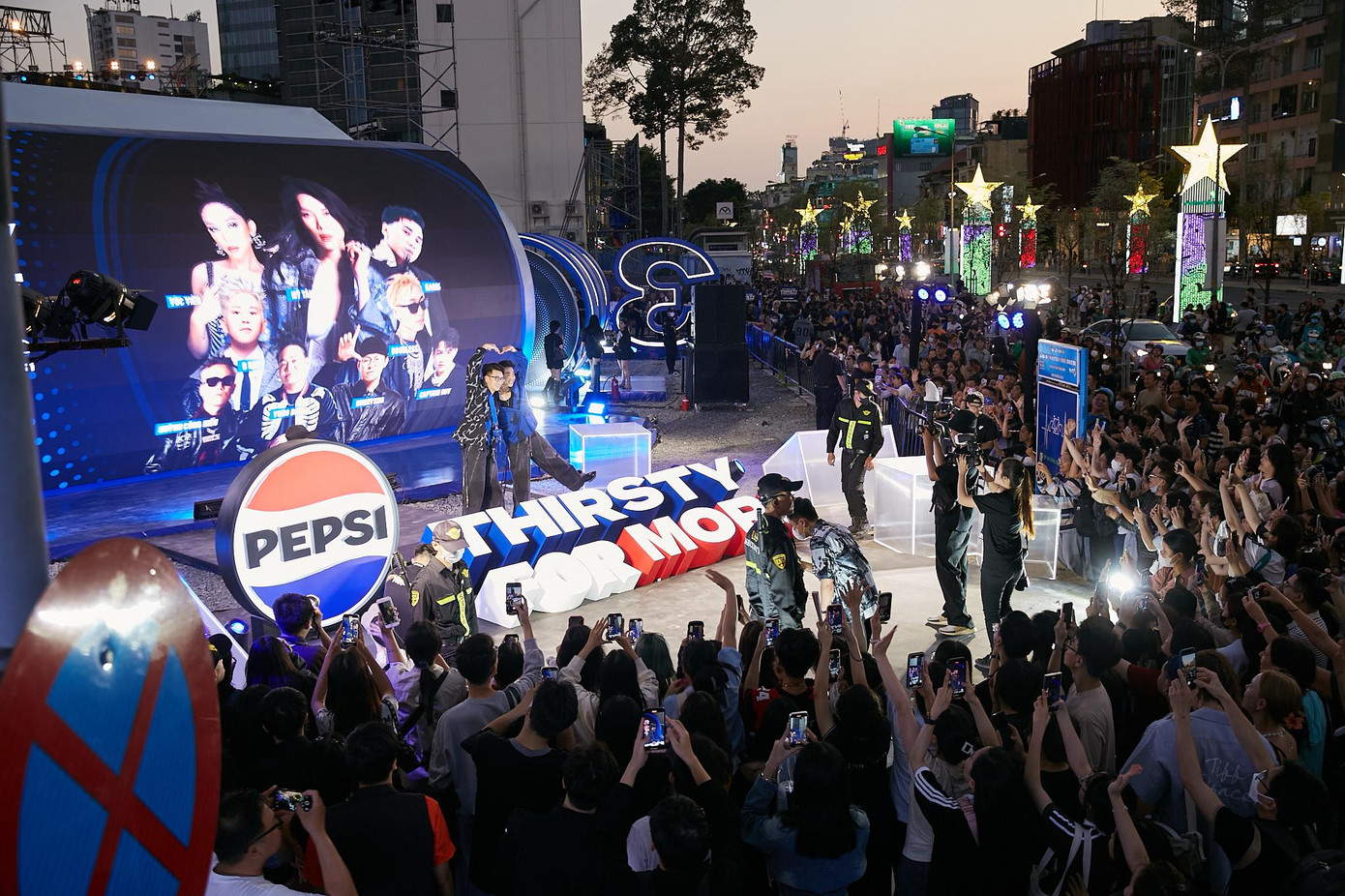 Người trẻ hưởng ứng với bộ nhận diện mới của Pepsi. Người trẻ hưởng ứng với bộ nhận diện mới của Pepsi.