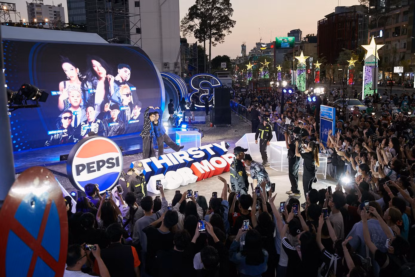 Người trẻ hưởng ứng với bộ nhận diện mới của Pepsi. Người trẻ hưởng ứng với bộ nhận diện mới của Pepsi.